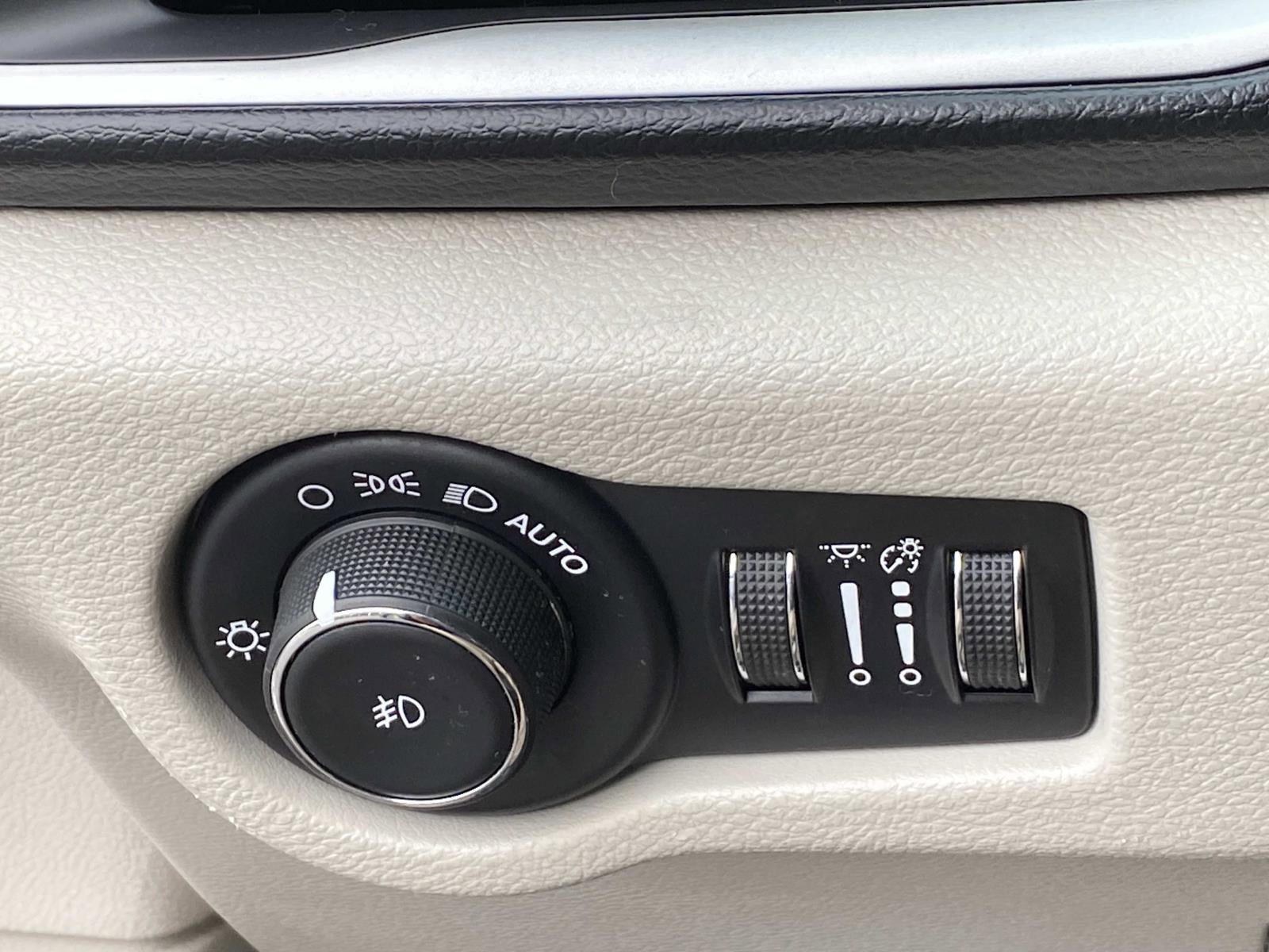 Used 2019 Chrysler Pacifica Touring-L FWD image 19