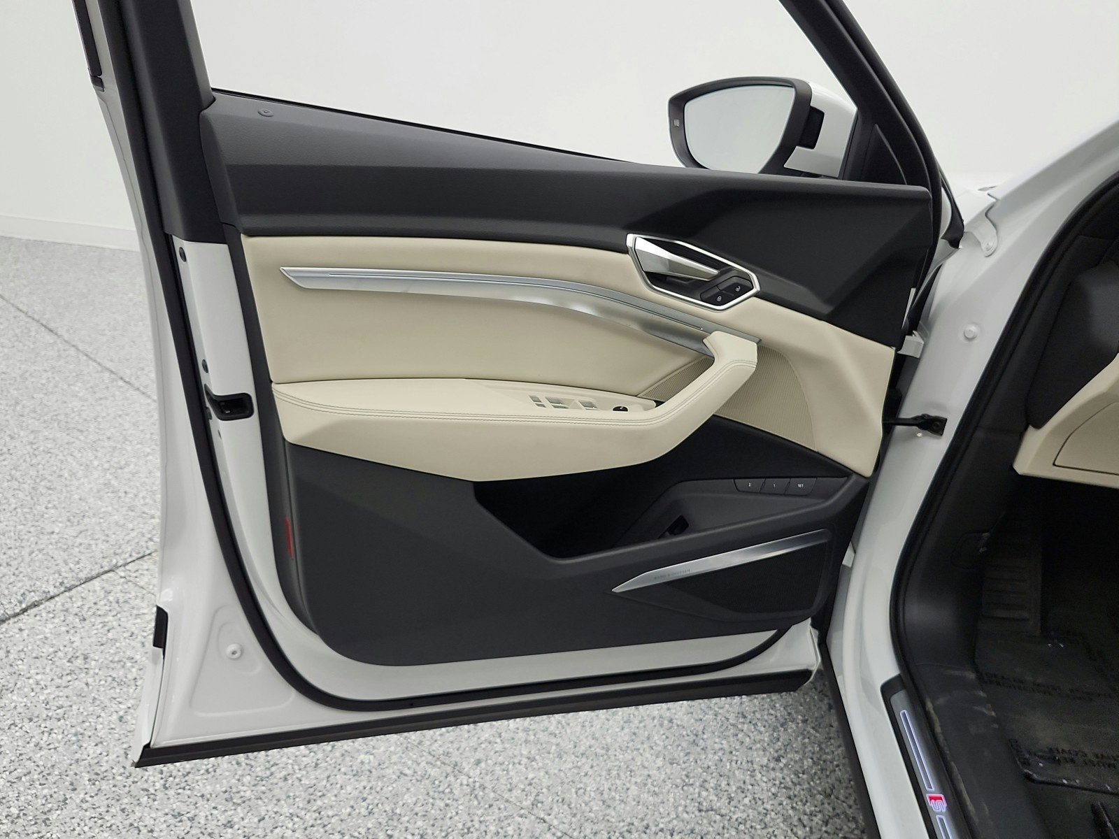 Used 2023 Audi e-tron Premium Plus w/ Premium Plus Package AWD/4WD image 15