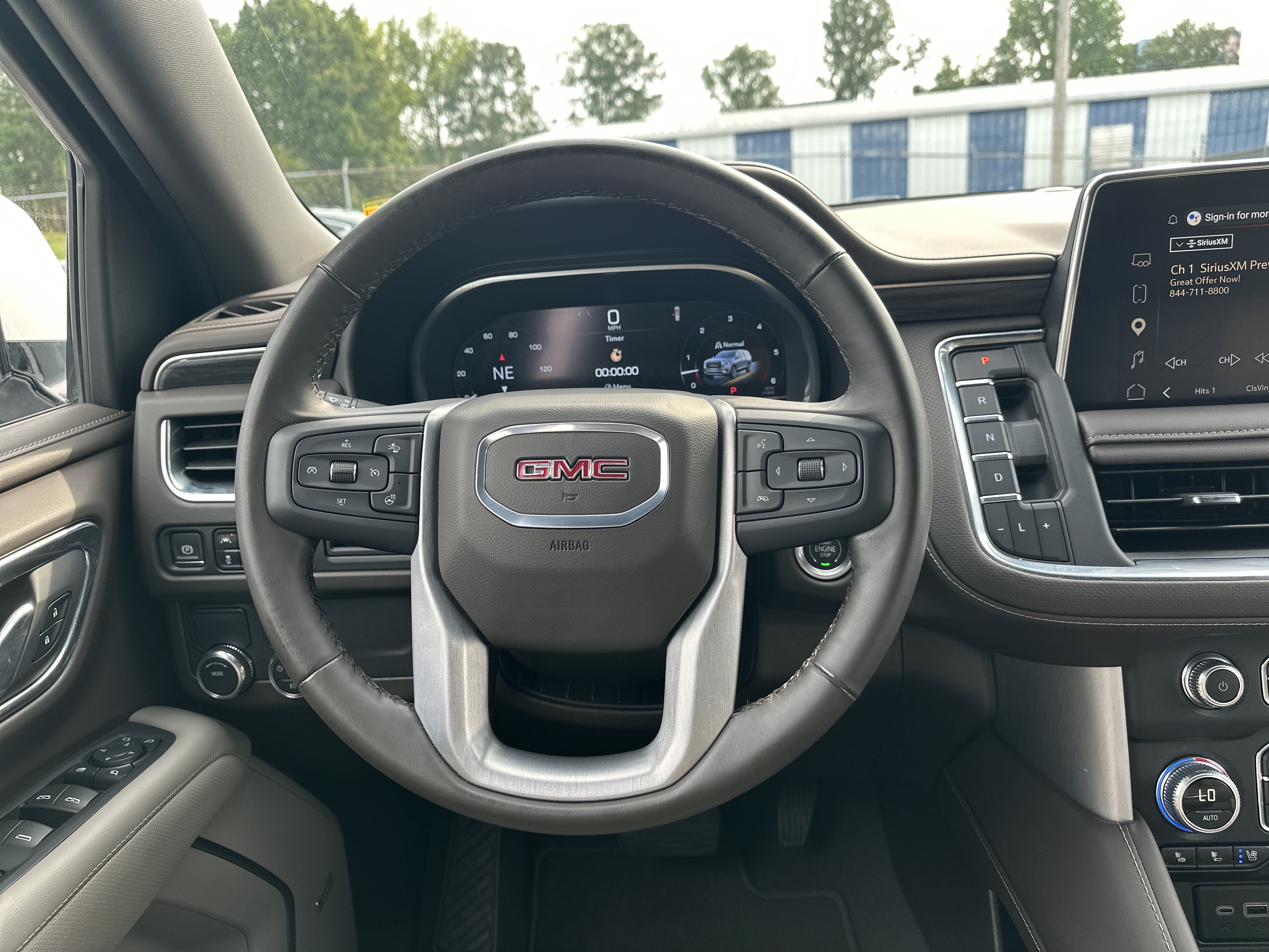 Used 2024 GMC Yukon SLT w/ SLT Luxury Package RWD image 18