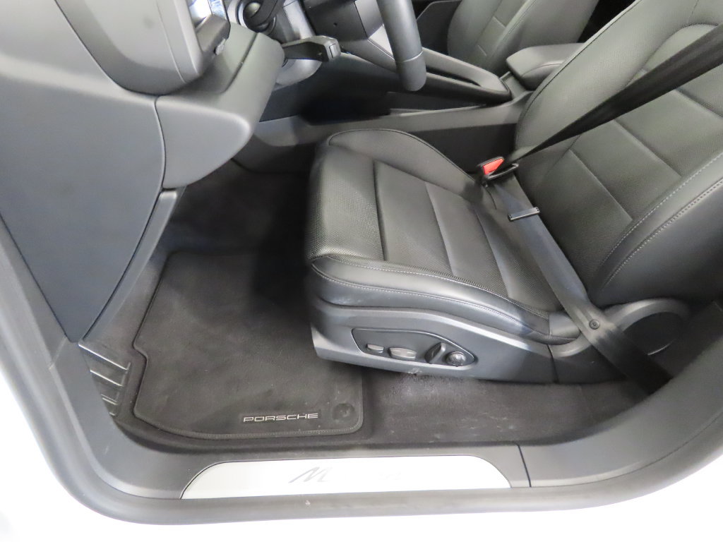 Certified 2025 Porsche Macan Electric w/ Premium Package RWD image 38