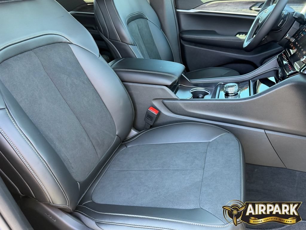 New 2026 Jeep Grand Cherokee Altitude RWD image 11