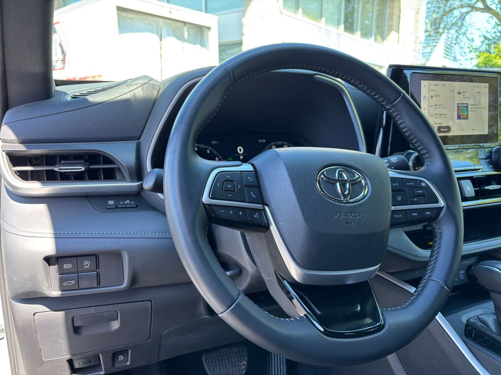 Used 2025 Toyota Highlander XSE AWD/4WD image 32