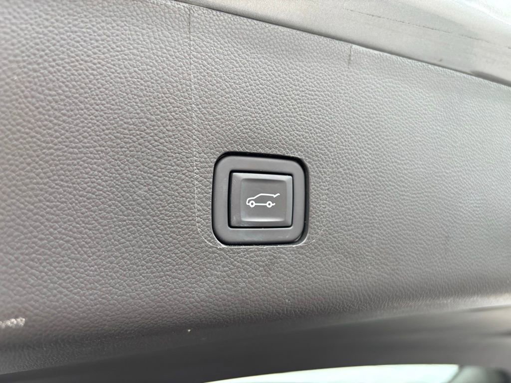 Used 2023 Chevrolet Traverse LT w/ LPO, Floor Liner Package FWD image 21
