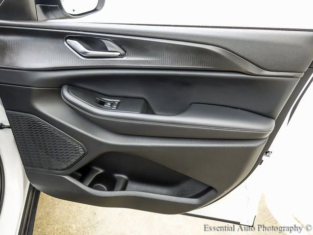 Used 2023 Jeep Grand Cherokee Laredo image 21