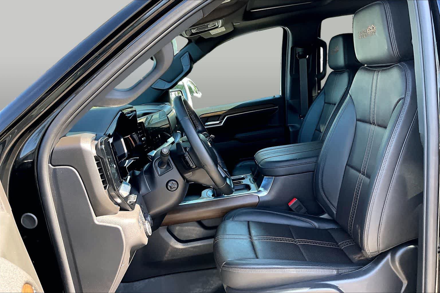 Used 2024 Chevrolet Silverado 1500 High Country w/ High Country Premium Package AWD/4WD image 8