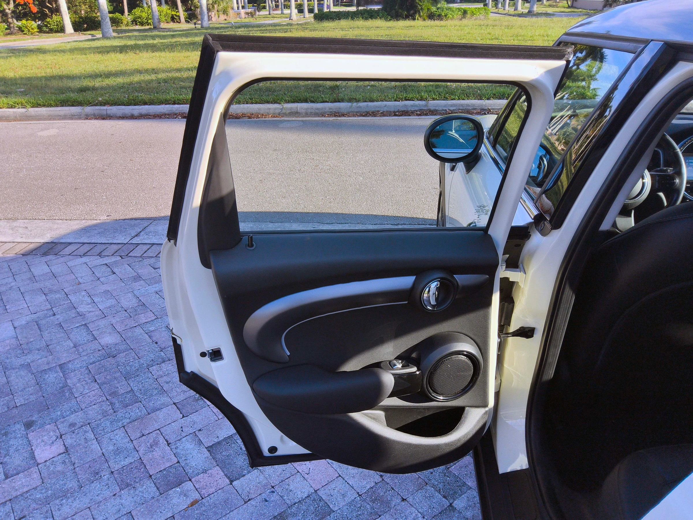 Used 2023 MINI Cooper 4-Door Hardtop FWD image 32