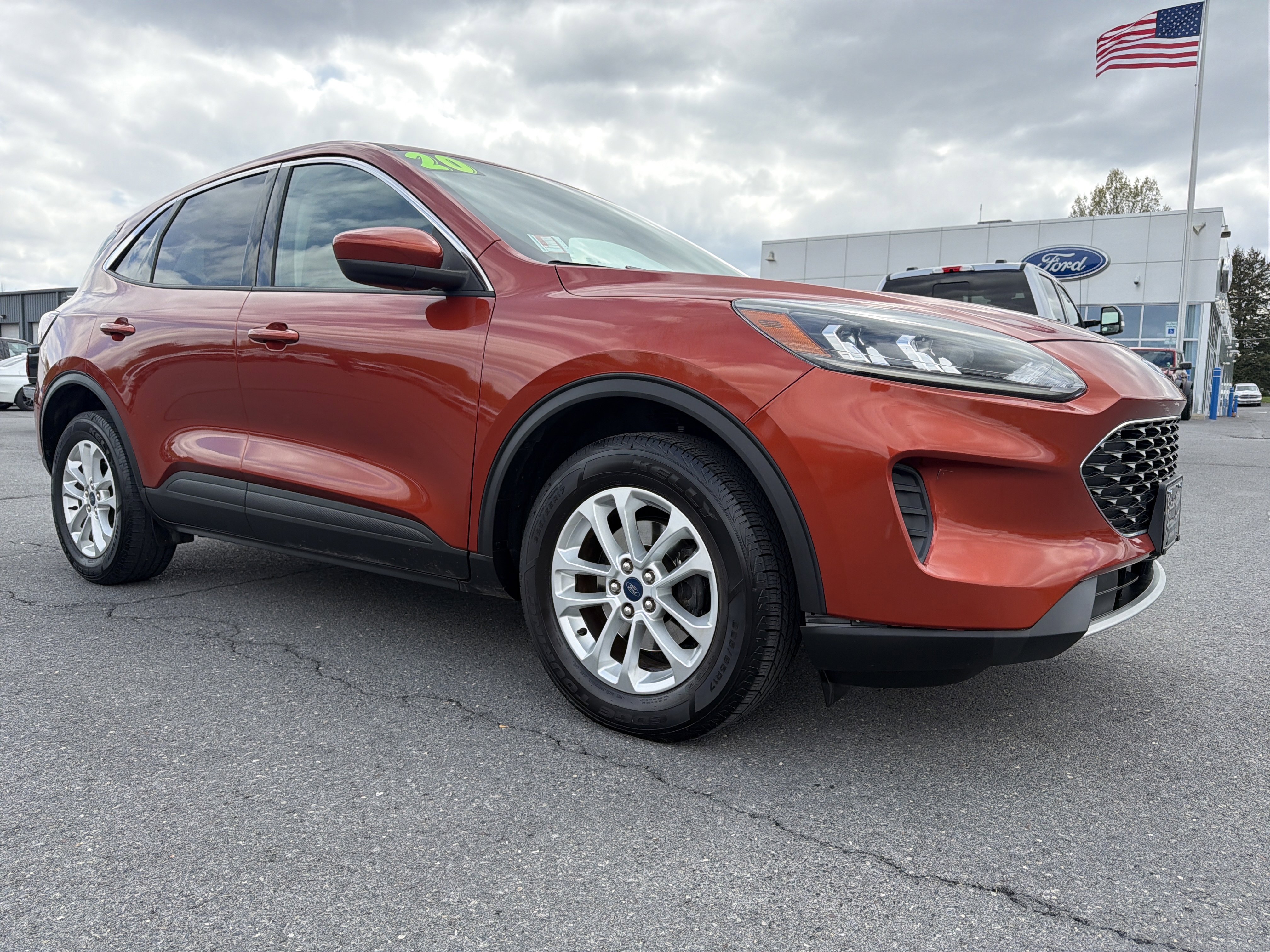 Used 2020 Ford Escape SE image 1