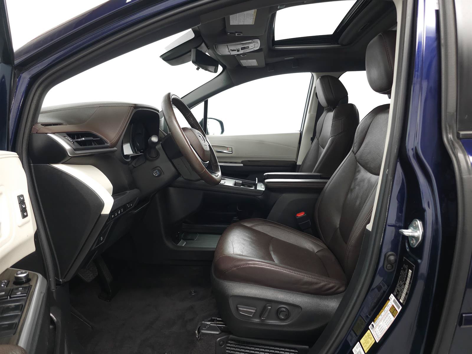 Certified 2024 Toyota Sienna Platinum AWD/4WD image 4