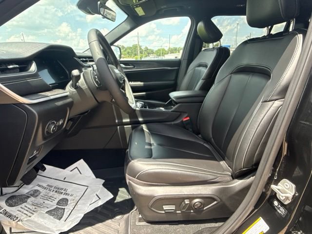 Used 2025 Jeep Grand Cherokee L Limited w/ Black Appearance Package AWD/4WD image 13