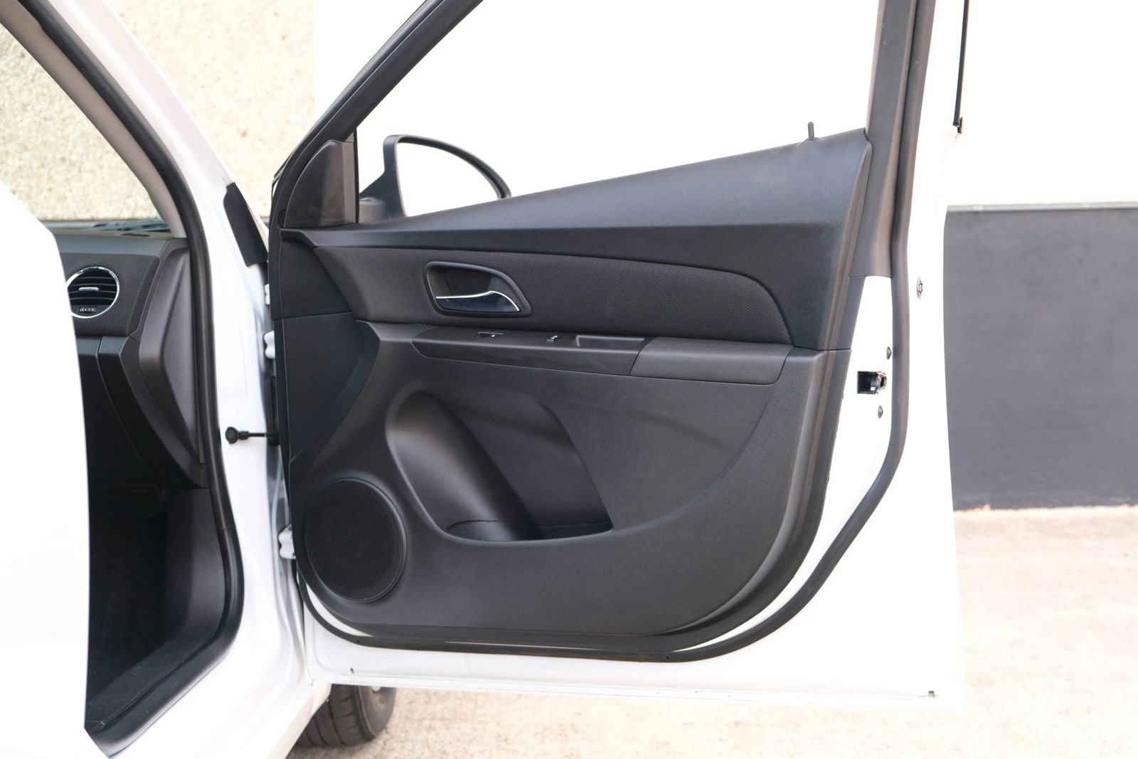 Used 2015 Chevrolet Cruze LT w/ Enhanced Safety Package FWD image 31