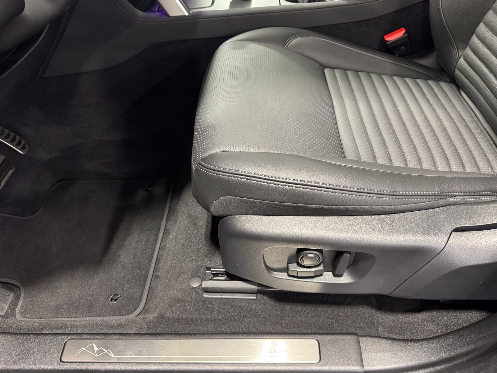 New 2026 Land Rover Discovery Sport Landmark AWD/4WD image 17