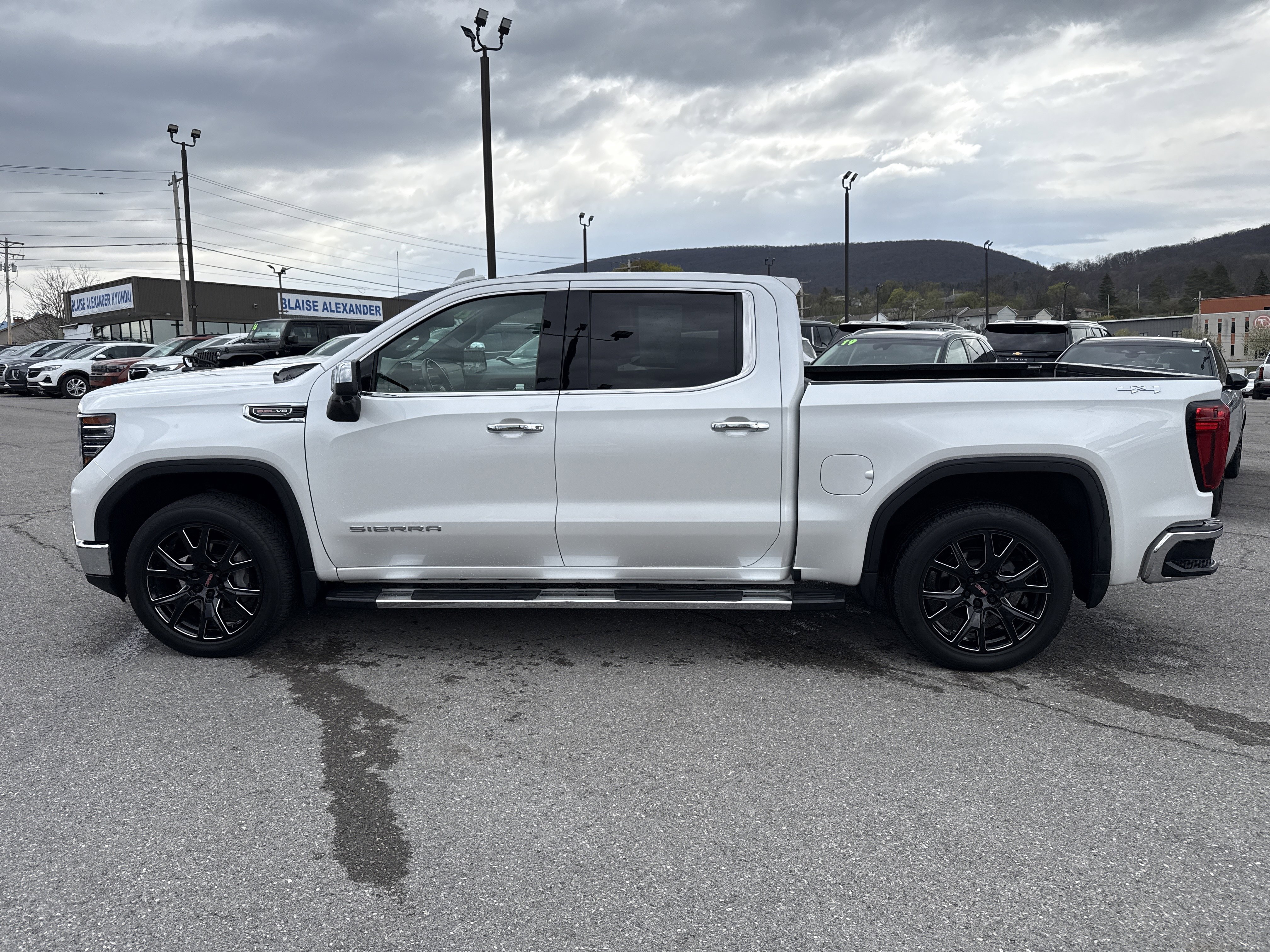 Used 2022 GMC Sierra 1500 SLT w/ SLT Premium Plus Package image 6