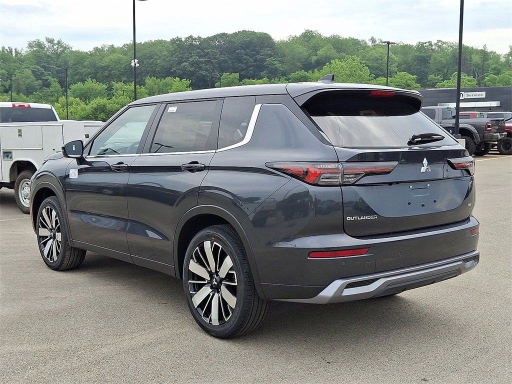 New 2025 Mitsubishi Outlander SE image 3