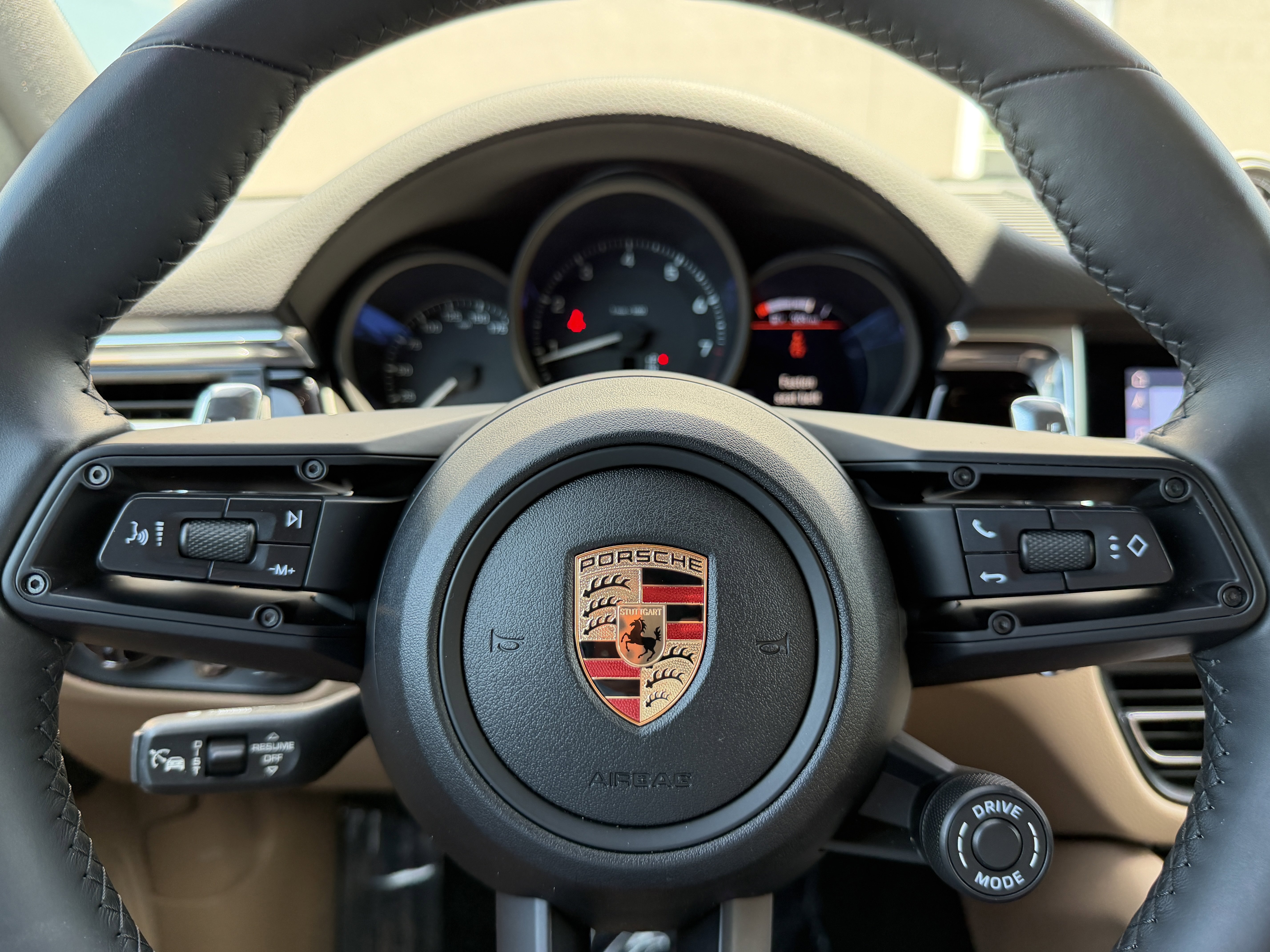 Certified 2025 Porsche Macan image 36