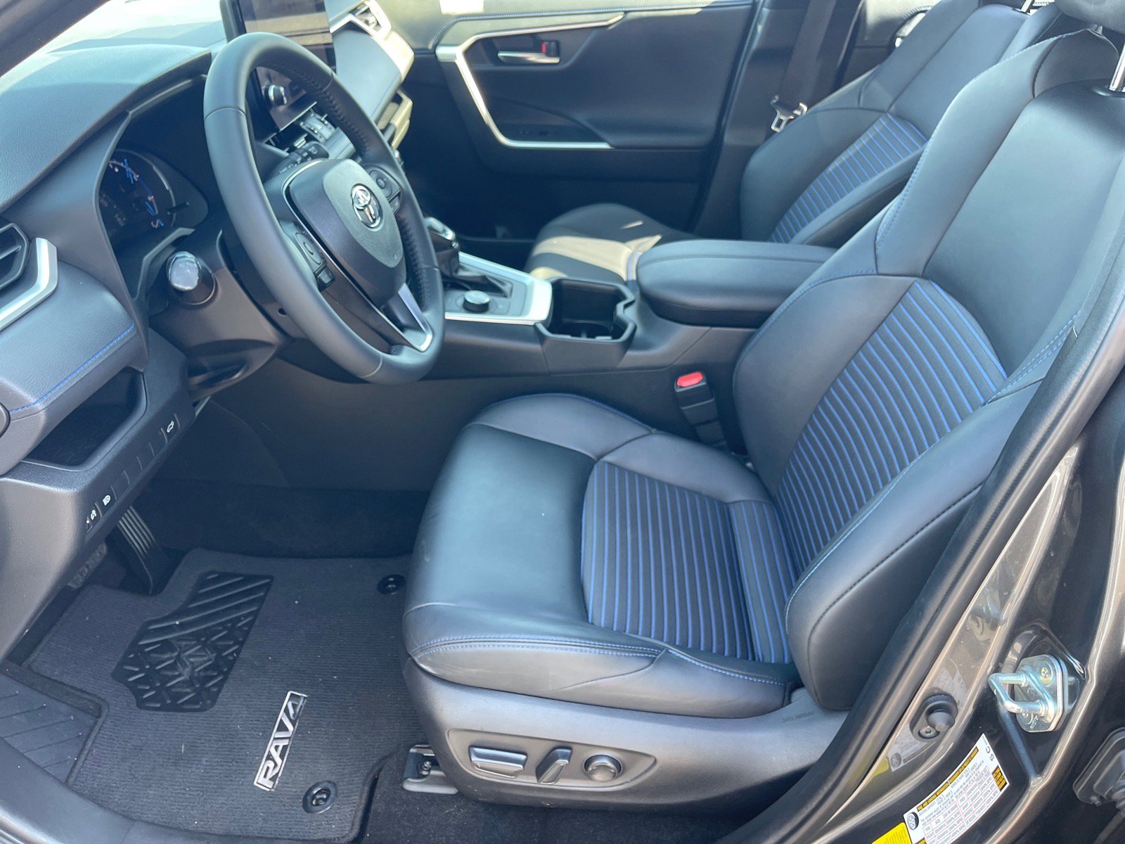 Used 2025 Toyota RAV4 XSE AWD/4WD image 10