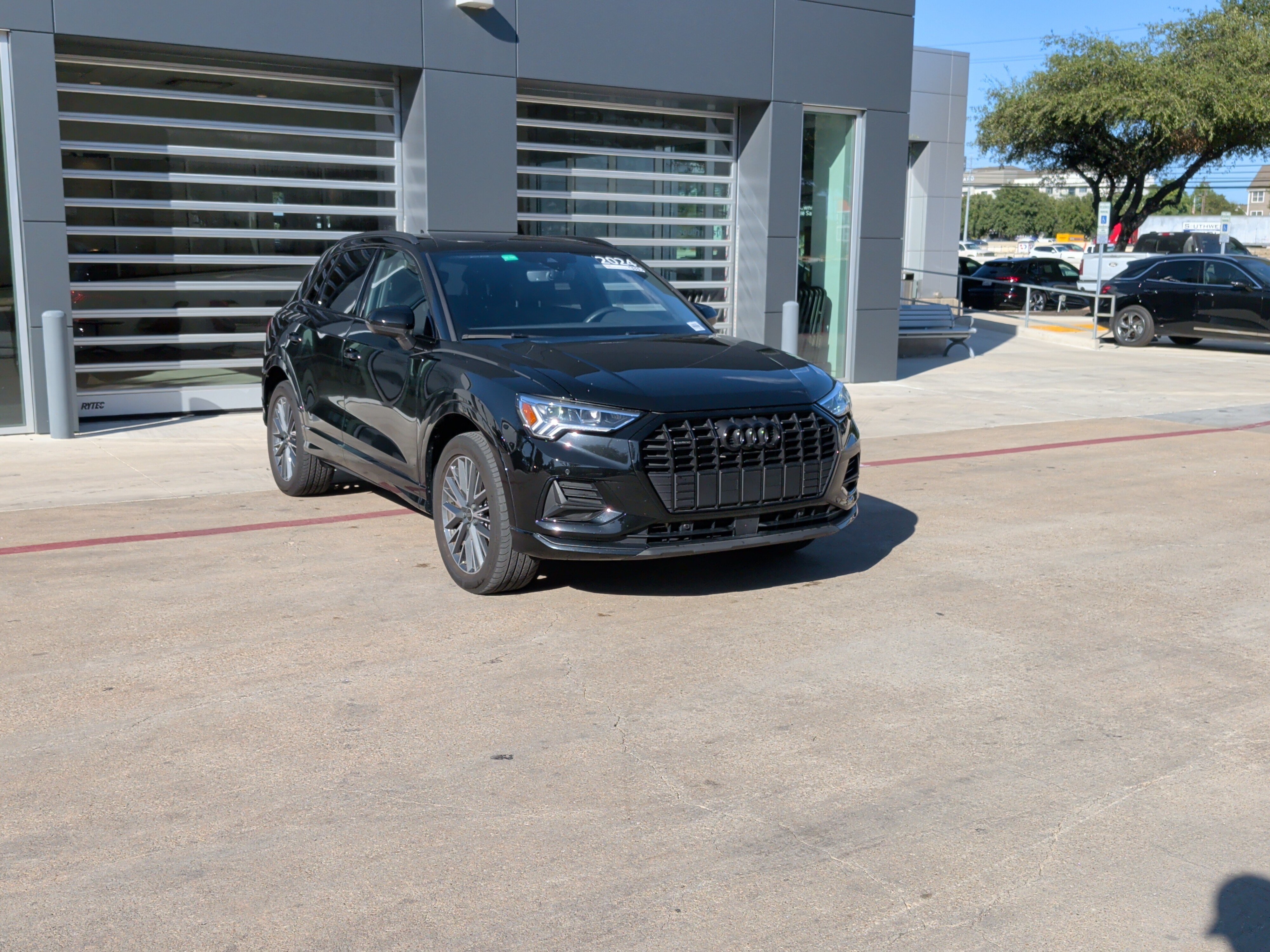 Certified 2024 Audi Q3 2.0T Premium w/ Convenience Package AWD/4WD image 2