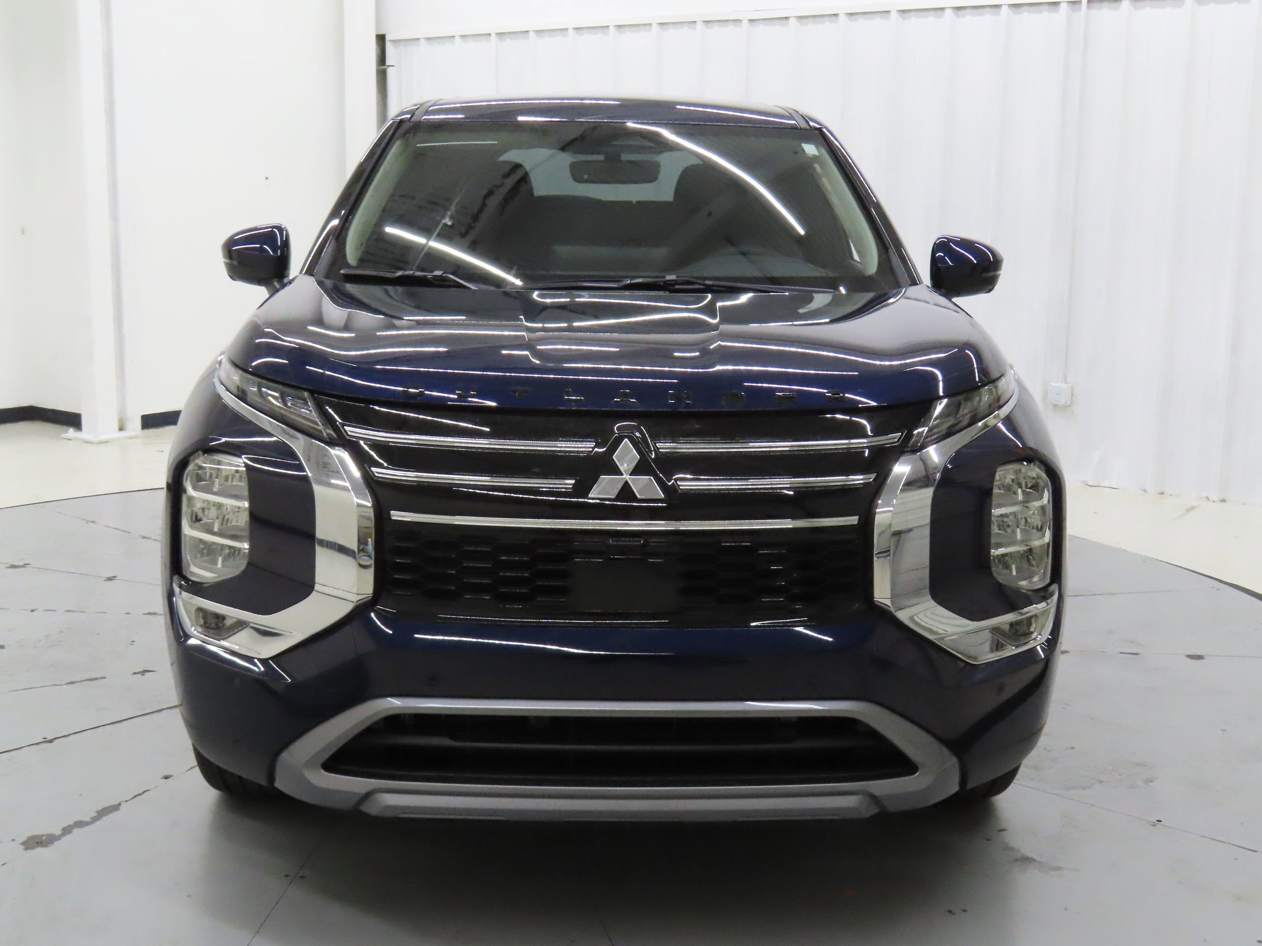 New 2025 Mitsubishi Outlander SE image 8