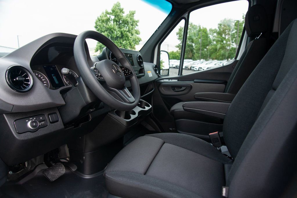 Used 2024 Mercedes-Benz Sprinter 2500 image 32