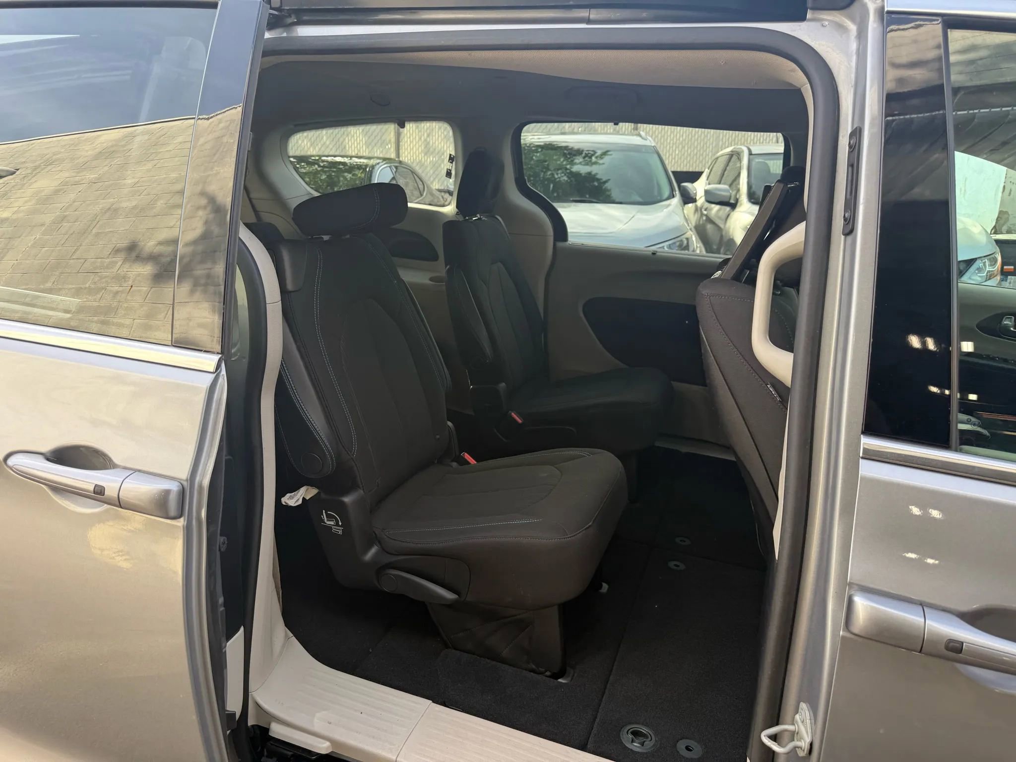 Used 2021 Chrysler Pacifica Touring w/ Uconnect Theater Family Group image 14