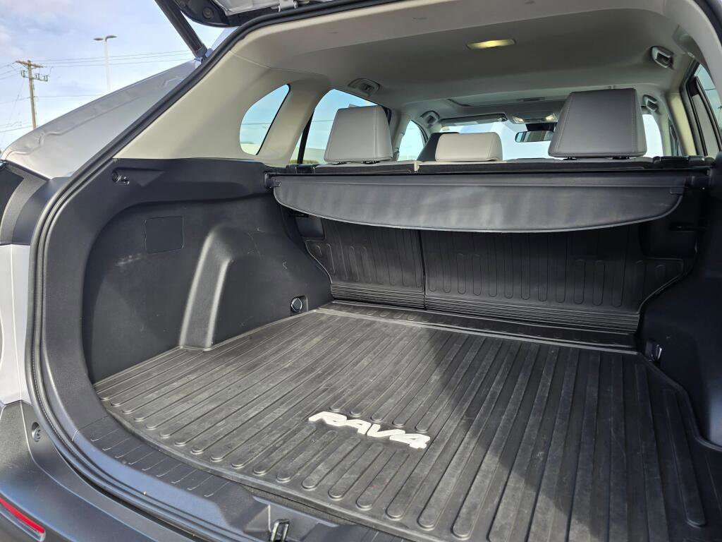 Used 2022 Toyota RAV4 XLE Premium image 23