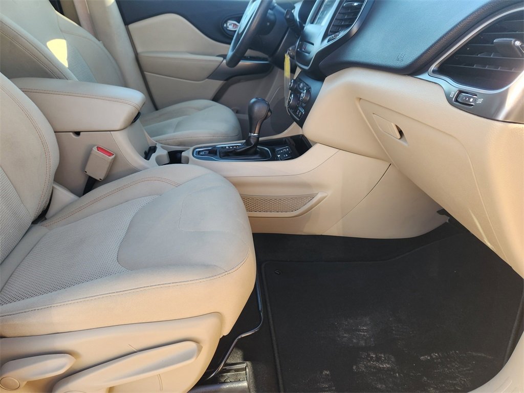 Used 2019 Jeep Cherokee Latitude w/ Popular Appearance Group image 15