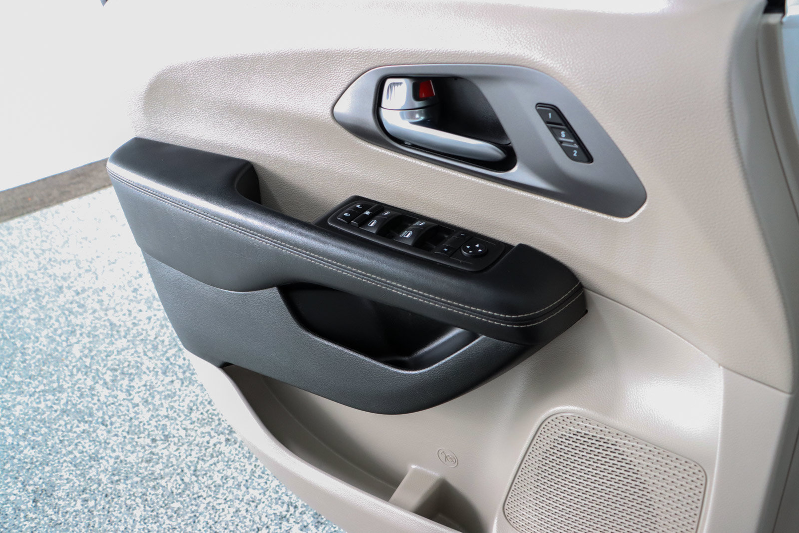 Used 2023 Chrysler Pacifica Touring-L FWD image 21