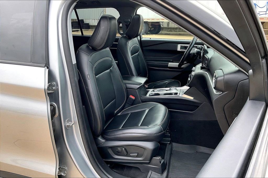 Used 2021 Ford Explorer XLT w/ Equipment Group 202A image 7