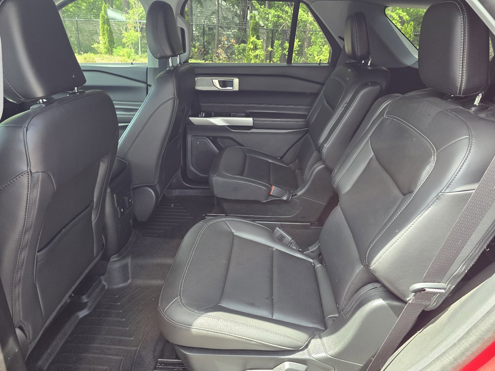Used 2024 Ford Explorer XLT w/ Equipment Group 202A RWD image 11