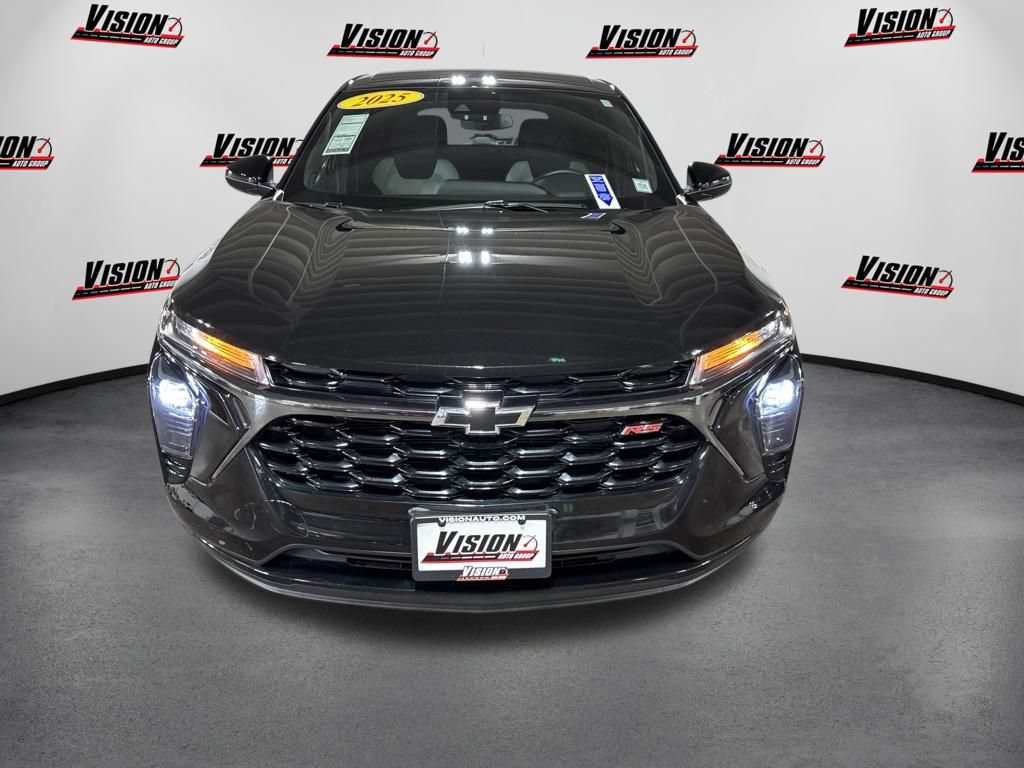 Used 2025 Chevrolet Trax RS FWD image 2