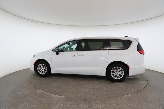 Used 2024 Chrysler Pacifica Touring-L image 7