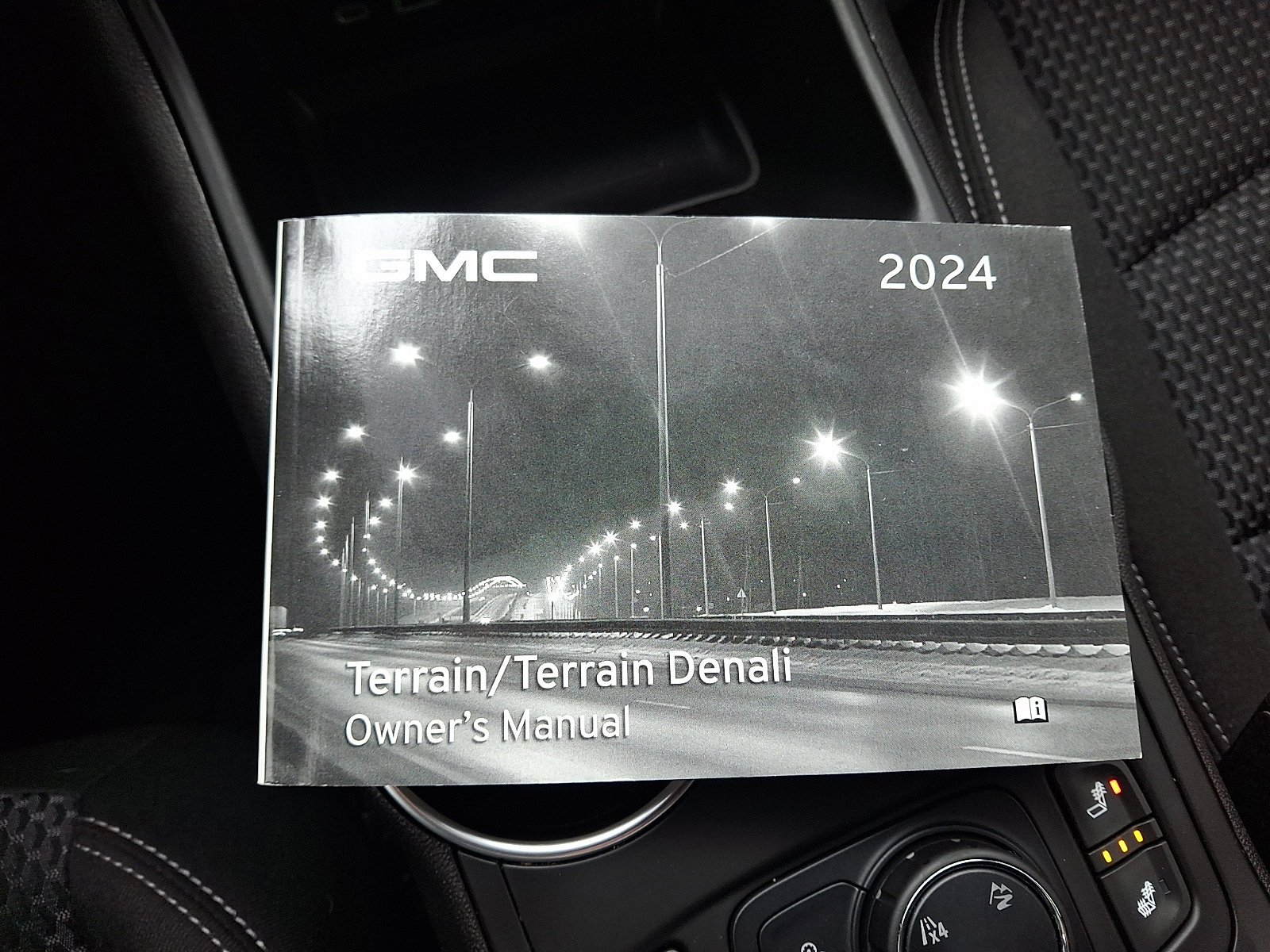 Used 2024 GMC Terrain SLE w/ Driver Convenience Package image 29