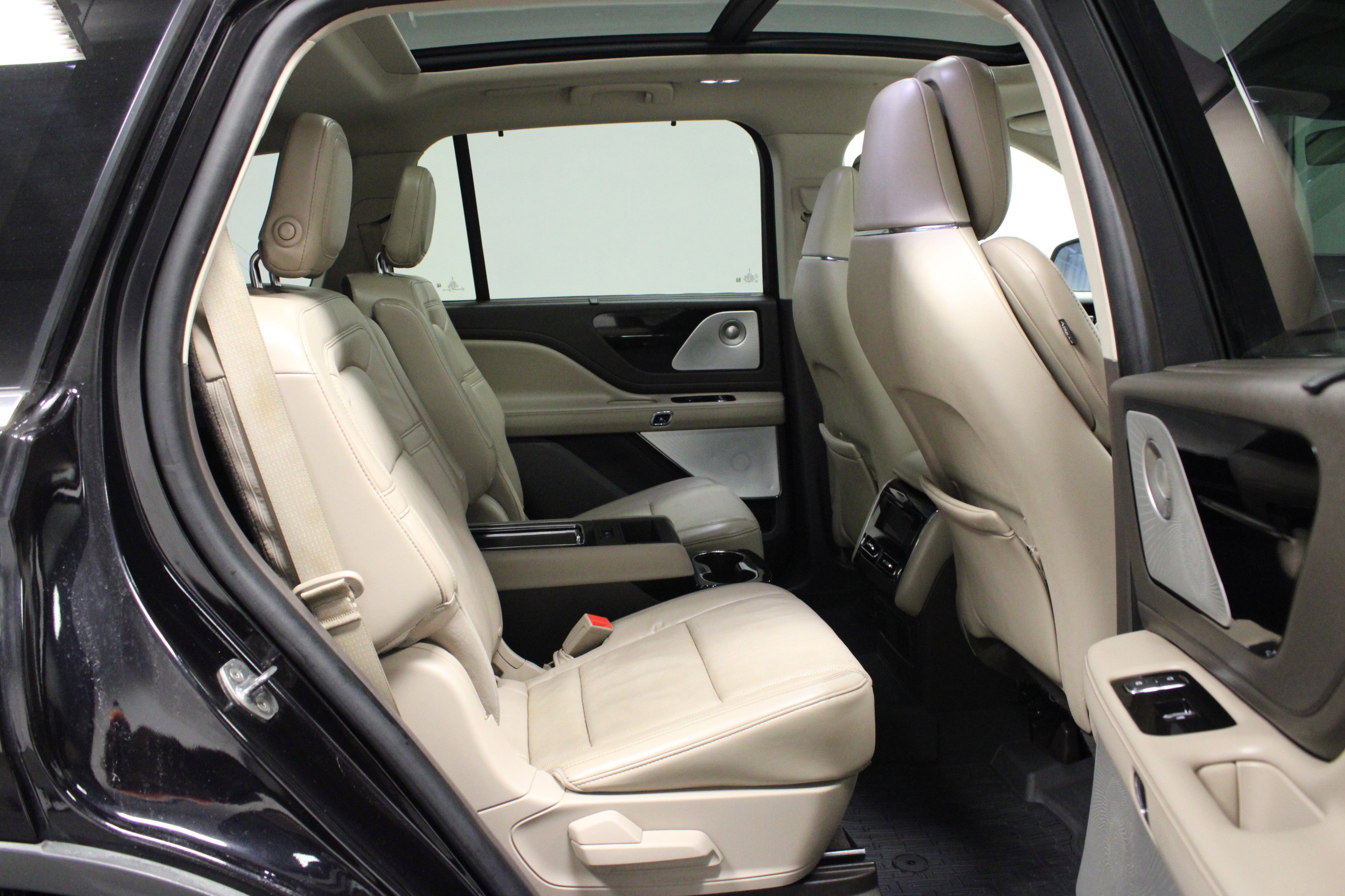 Used 2020 Lincoln Aviator Reserve w/ Equipment Group 202A image 16