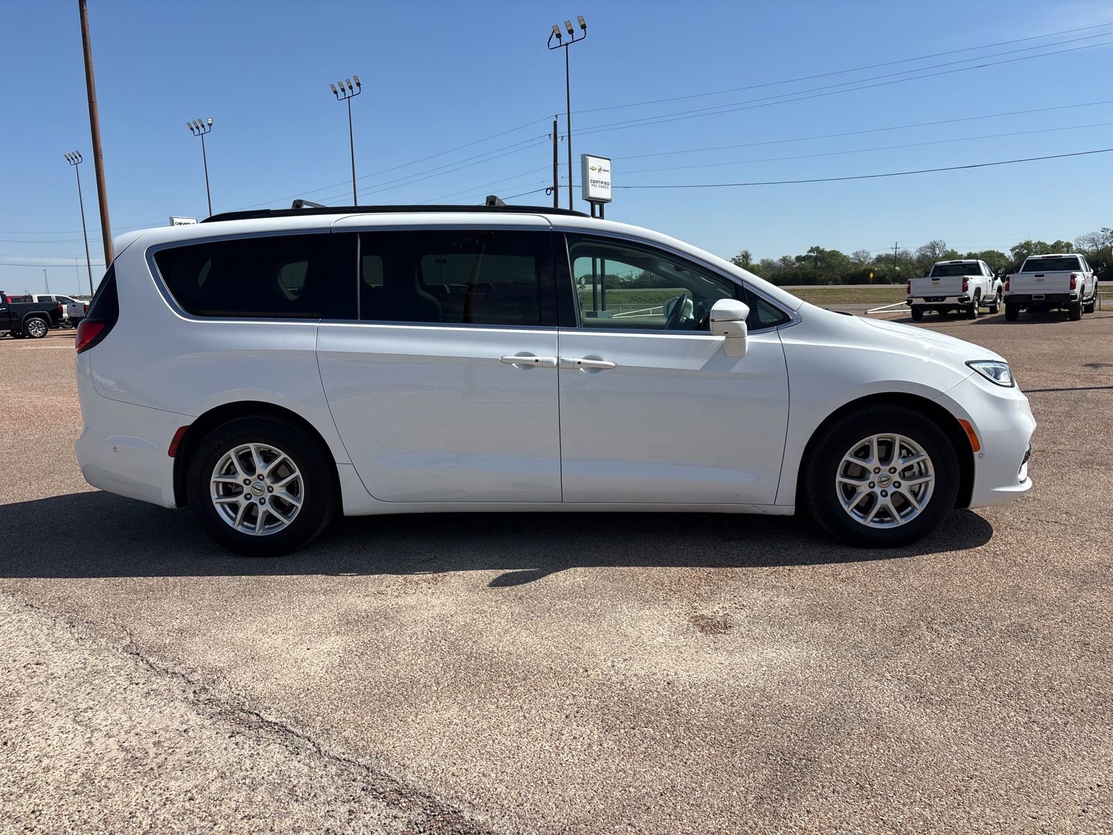 Used 2022 Chrysler Pacifica Touring-L w/ Uconnect Theater Family Group image 7