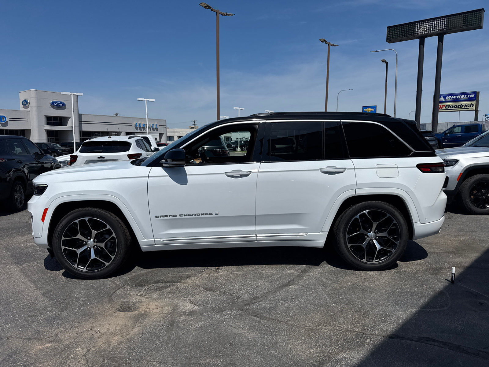 Used 2024 Jeep Grand Cherokee Summit AWD/4WD image 3