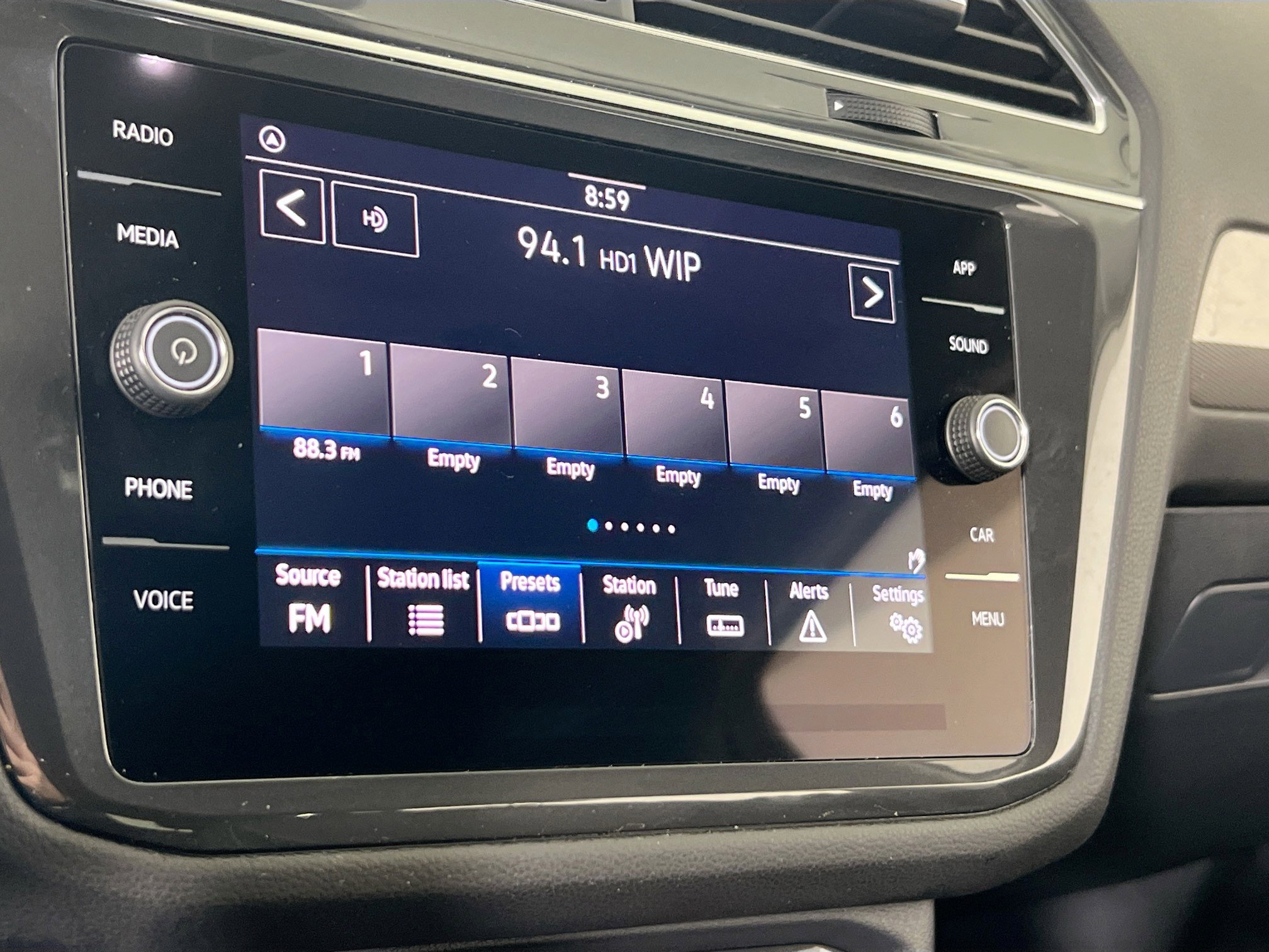 Used 2022 Volkswagen Tiguan SE image 14