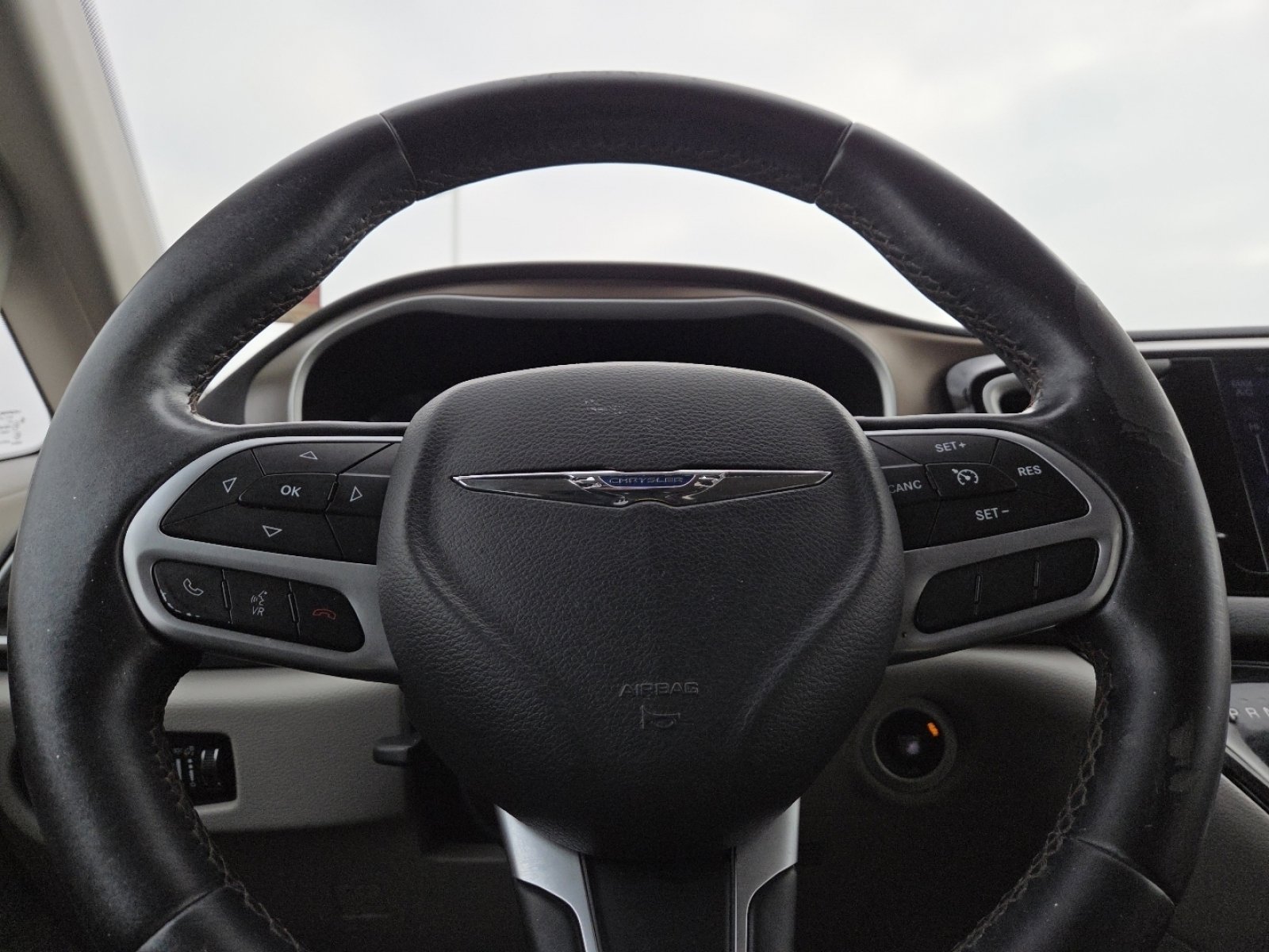 Used 2017 Chrysler Pacifica Touring-L w/ Tire & Wheel Group image 24