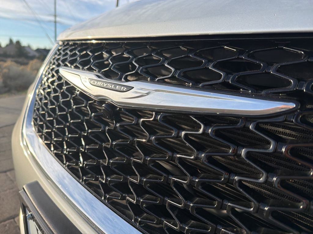 Used 2024 Chrysler Pacifica Touring-L FWD image 8