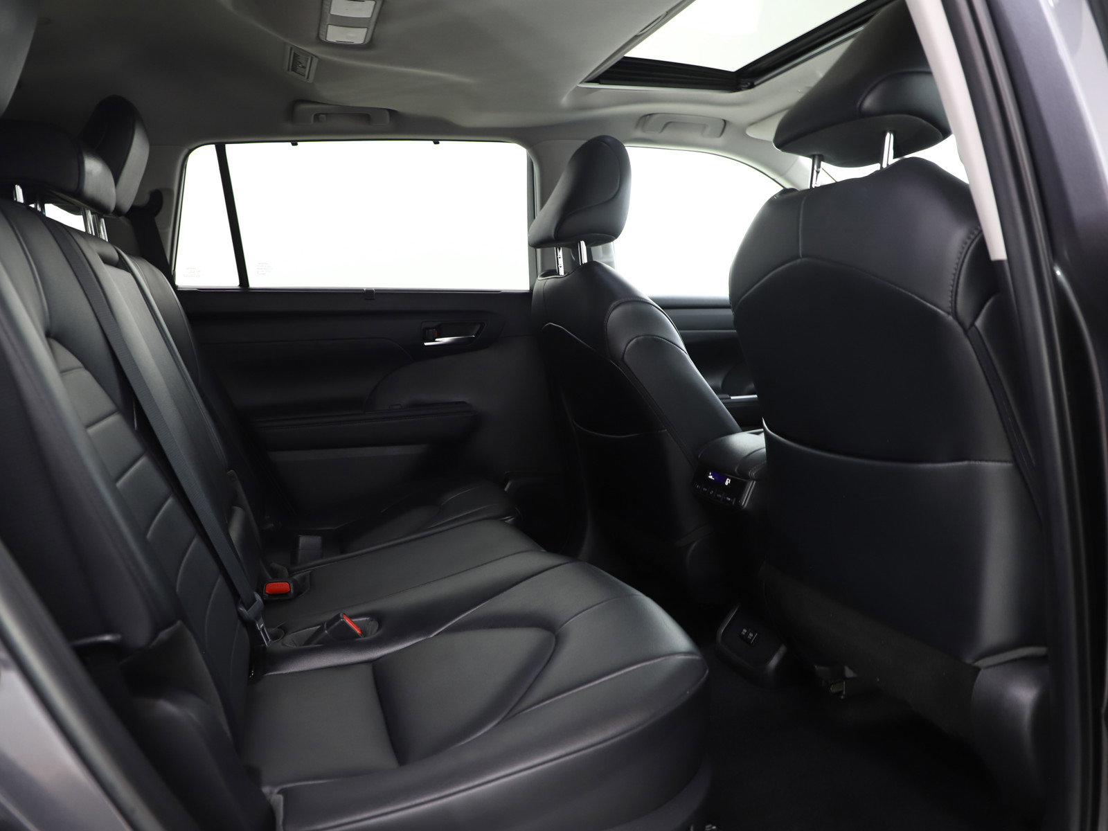 Used 2021 Toyota Highlander XLE image 12