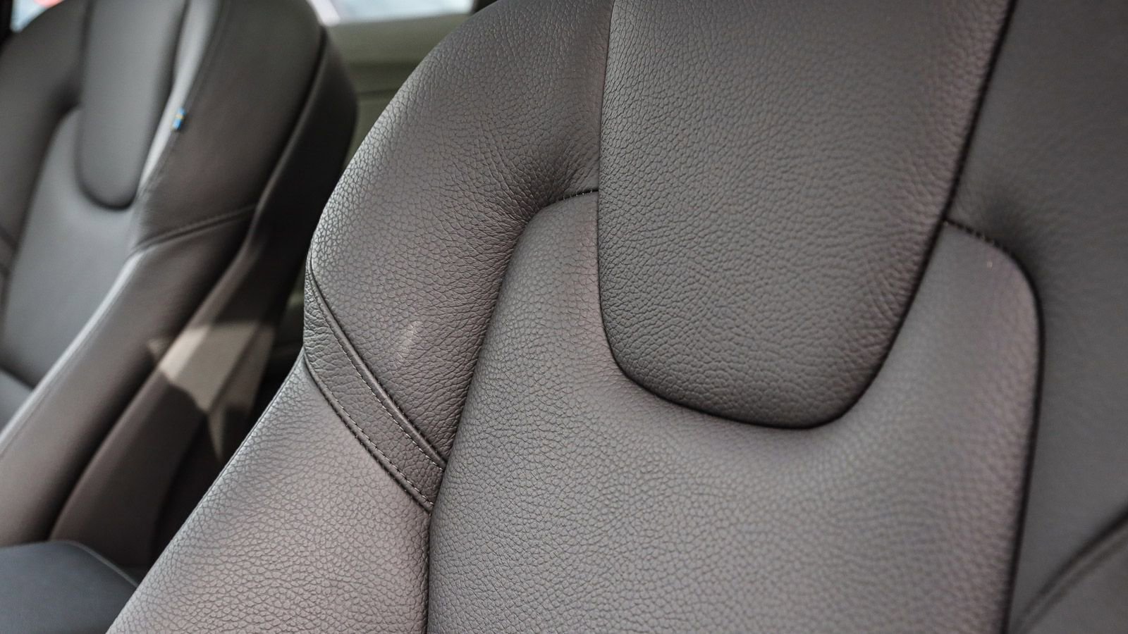 Used 2025 Volvo XC60 B5 Plus image 22