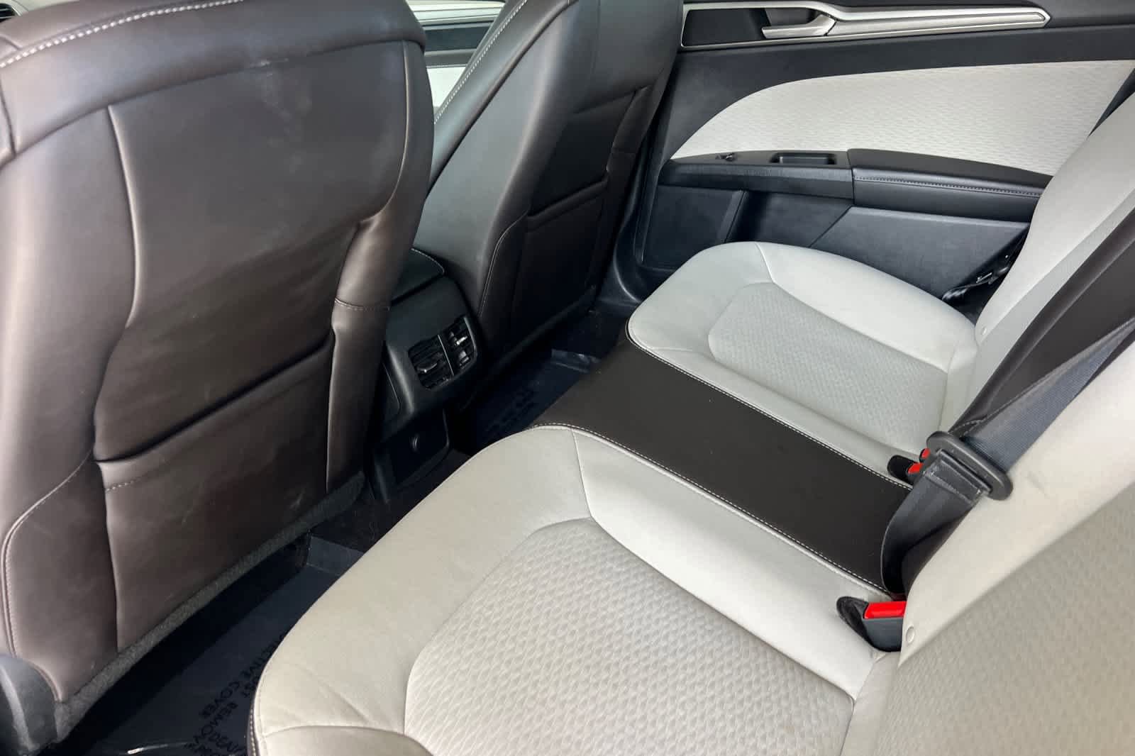 Used 2019 Ford Fusion SE w/ Equipment Group 151A FWD image 4