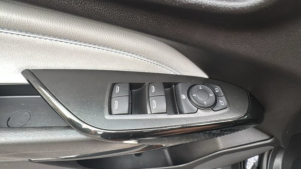 Used 2025 Chevrolet Trax LT FWD image 12