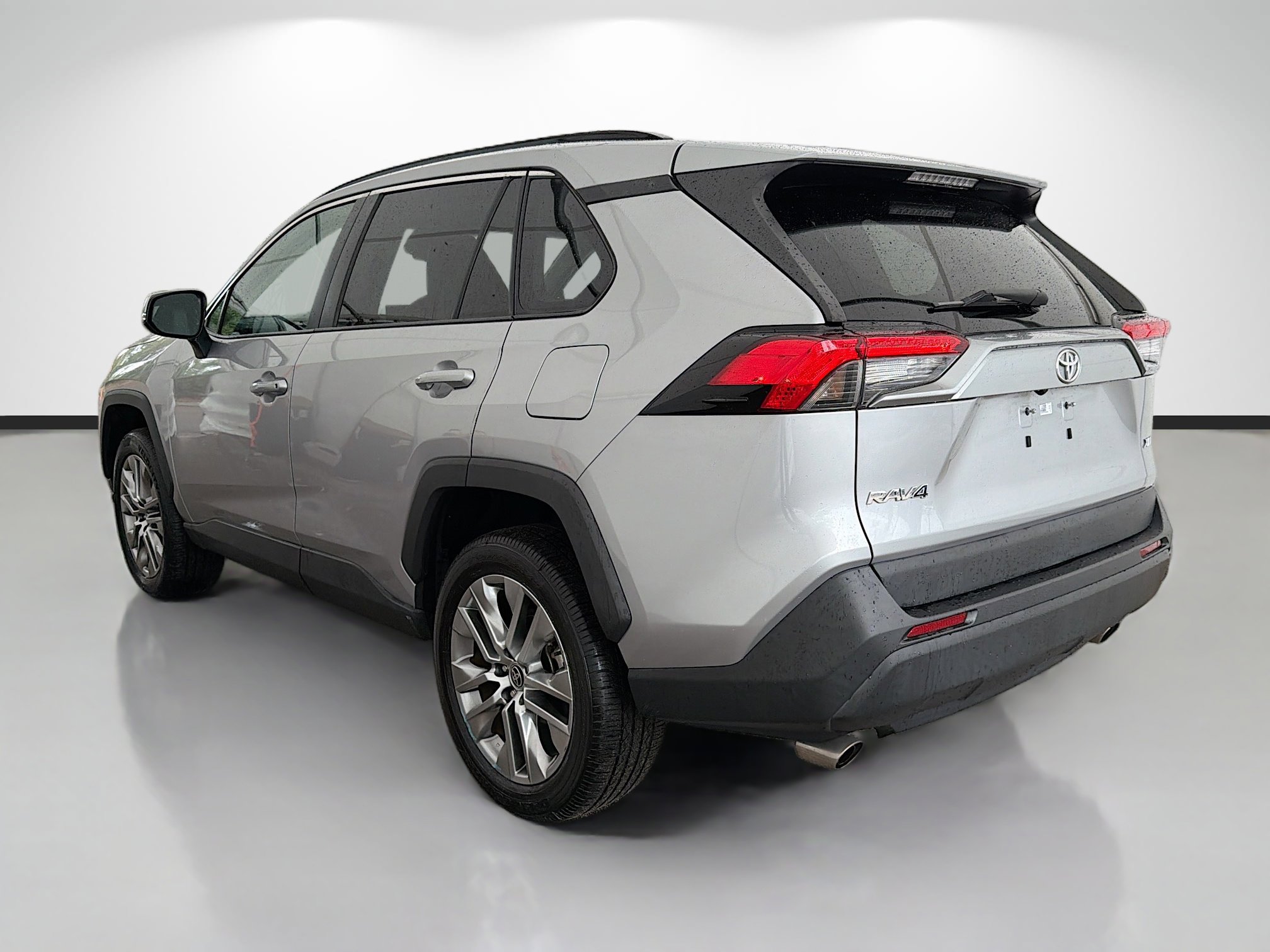 Used 2022 Toyota RAV4 XLE Premium image 5
