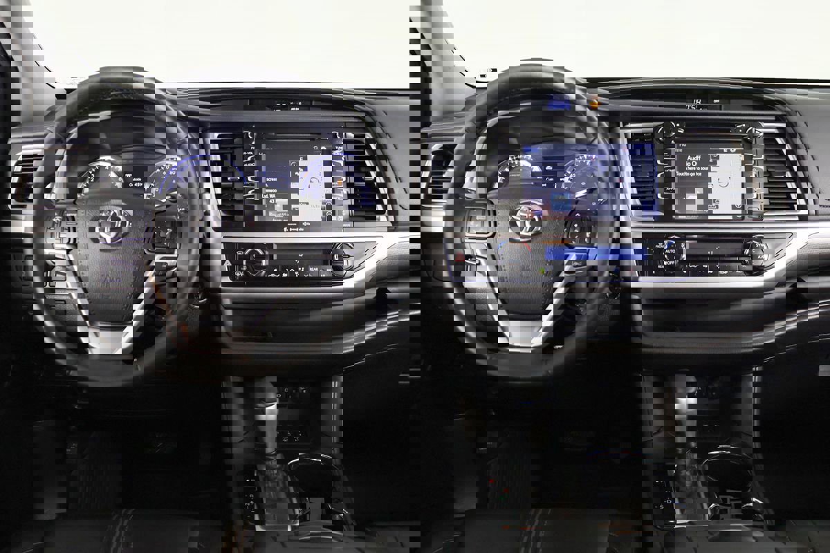 Used 2018 Toyota Highlander SE image 13