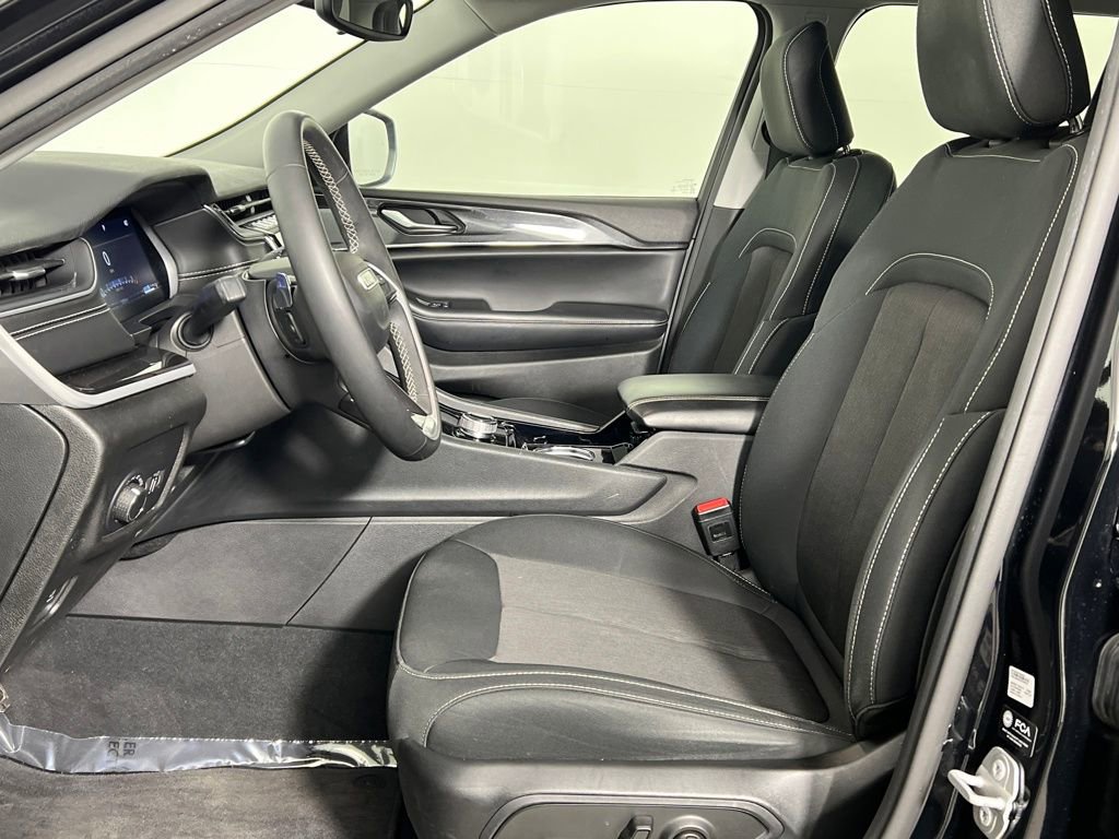 Used 2023 Jeep Grand Cherokee Laredo image 16