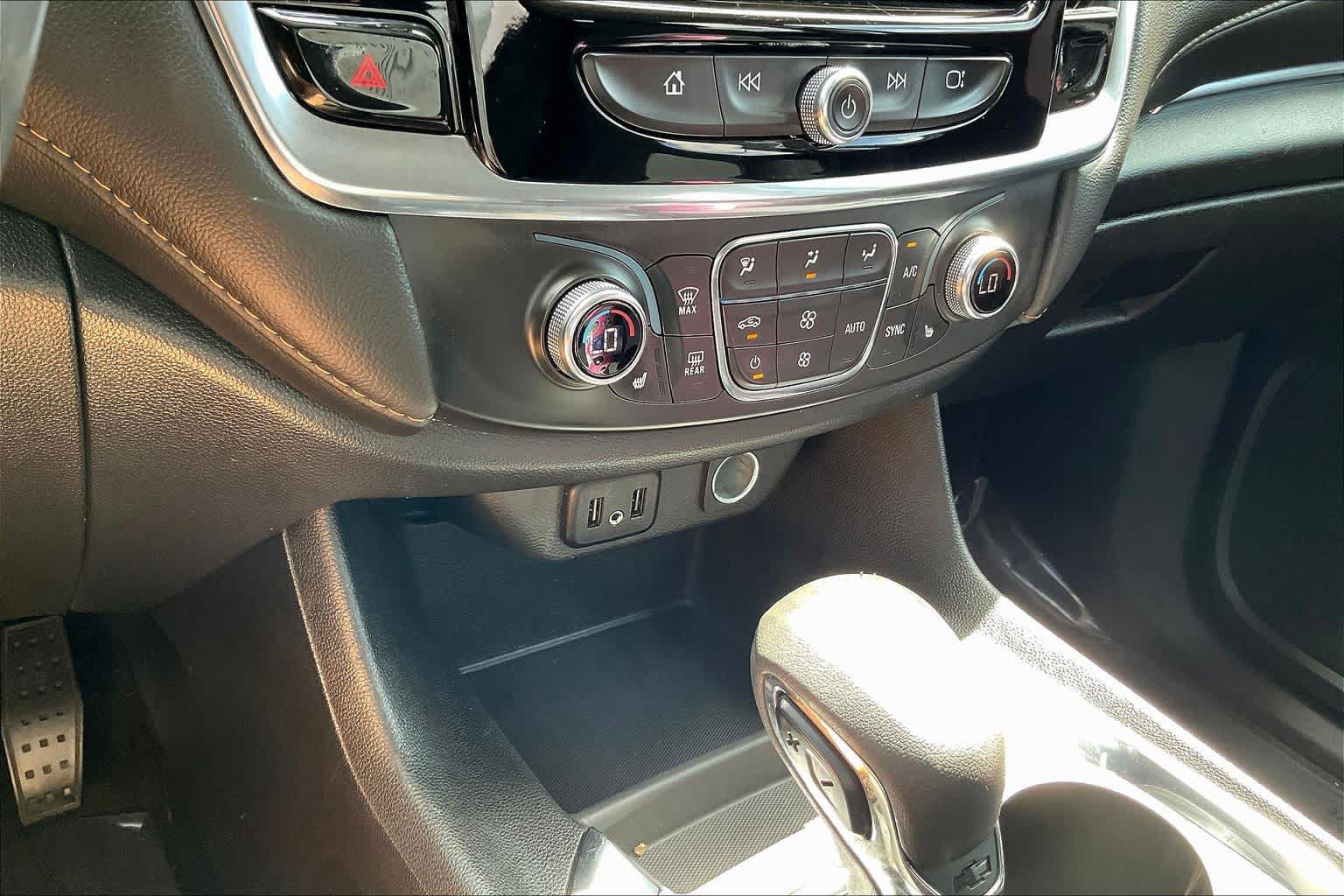Used 2021 Chevrolet Traverse LT FWD image 32
