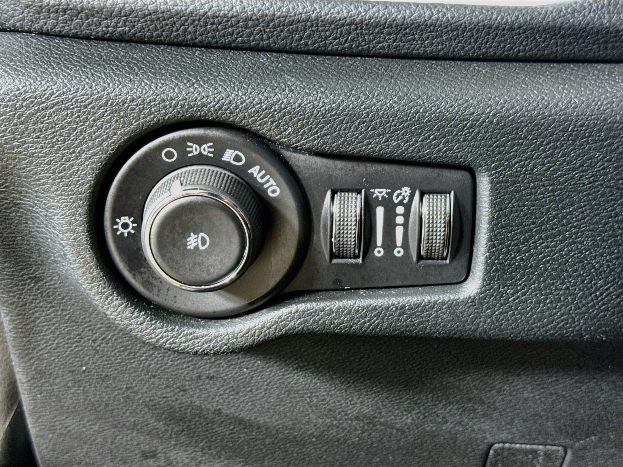 Used 2024 Chrysler Pacifica Touring FWD image 9