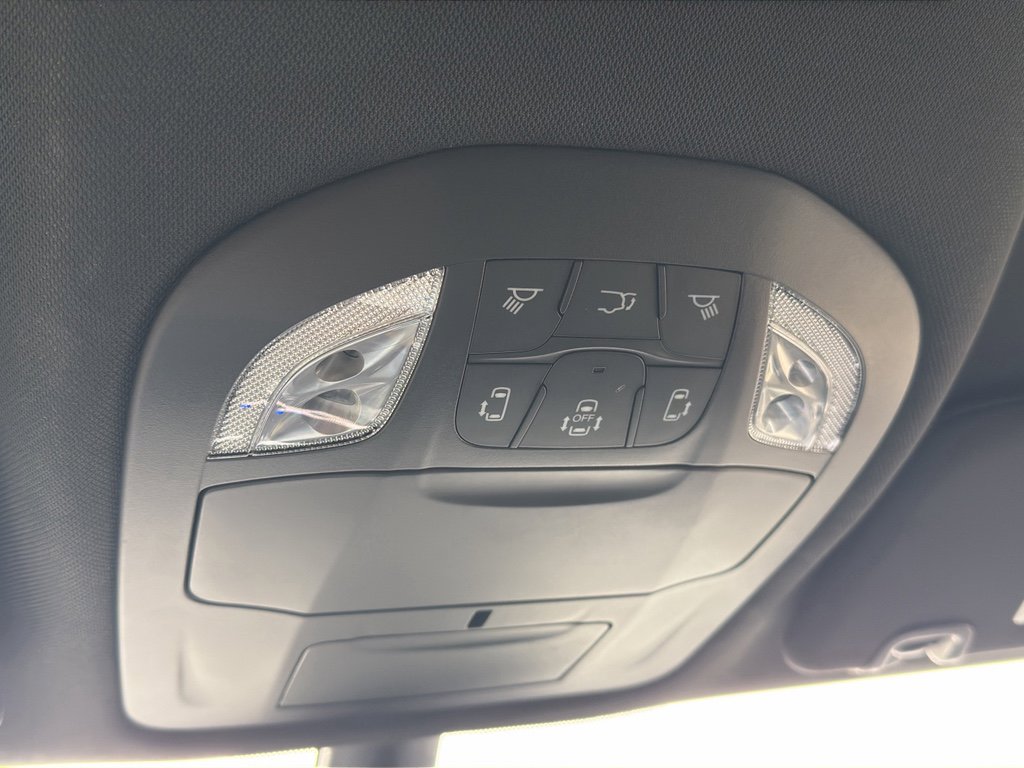 Used 2026 Chrysler Pacifica Select image 25