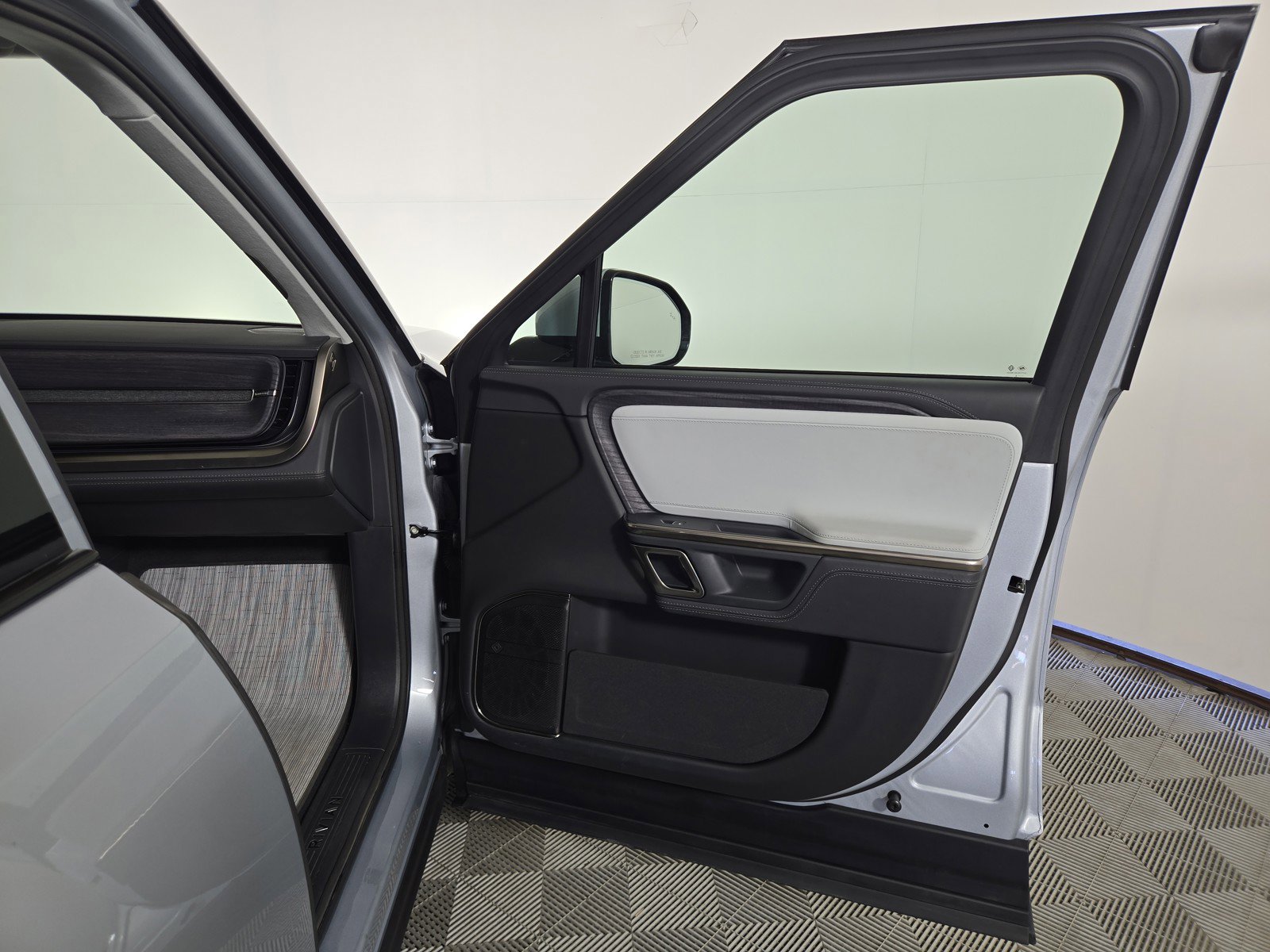 Used 2024 Rivian R1S Adventure AWD/4WD image 18