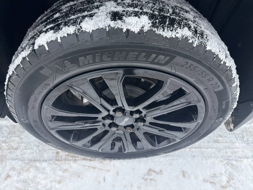 Used 2022 GMC Acadia SLT w/ Elevation Edition image 16