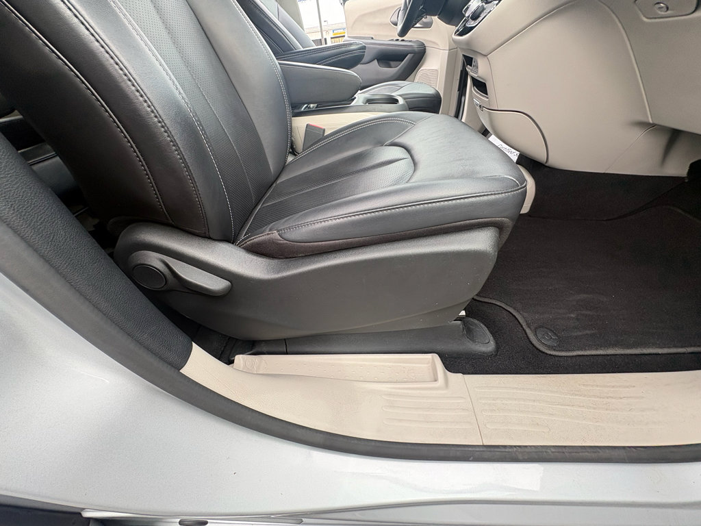 Used 2024 Chrysler Pacifica Touring-L image 37